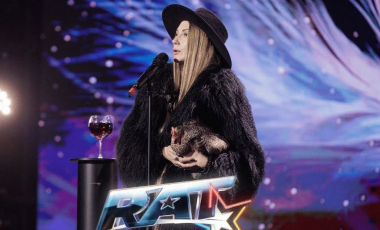 O moldoveanca a urcat pe scena Românii au Talent cu o găină în mână și a cântat o melodie inspirată din folclor. Ce a primit din partea juraților - VIDEO