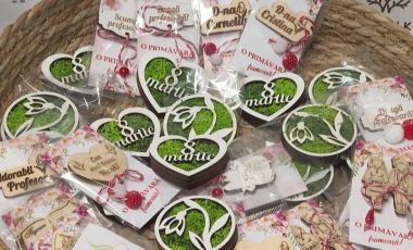 Au adus un suflu nou tradiţiilor: O familie de la noi, din pasiune pentru artă, au iniţiat o afacere cu mărţişoare de lemn. Acestea au cucerit moldovenii din țară, dar și din diasporă - VIDEO