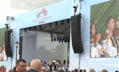 Muzică, hore, ateliere tradiționale, meșteri populari și o zonă gastronomică - cu acest tablou au fost primiți vizitatorii în cadrul festivalului „Podul de flori” - VIDEO