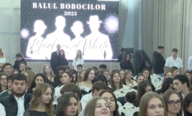 Au schimbat halatele albe, pe ținute de gală. Studenții anului I de la Universitatea de Medicină și Farmacie au luptat pentru titlul de Miss și Mister Boboc 2025 - VIDEO