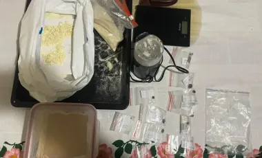 Marijuana și amfetamină de aproape jumătate de milion de lei, găsite la un bărbat la Anenii Noi. Suspectul, reținut în flagrant în timp ce ambala drogurile - VIDEO