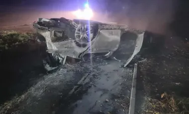 Un șofer teribilist s-a răsturnat cu mașina care a luat foc, la Edineț. Conducătorul a ajuns la spital. Imagini cu automobilul care a ars în totalitate - FOTO