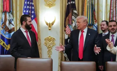 Nou moment viral la Casa Albă. Liderul american i-a dăruit omologului său sirian un parfum marca Trump, cu care i-a stropit pe președintele de la Damasc și pe ministrul său de externe - VIDEO