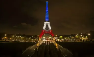 Turnul Eiffel a fost iluminat în culorile drapelului francez în așteptarea evenimentelor de astăzi prin care întreaga țară va comemora atentatele de la Paris din 2015 - VIDEO