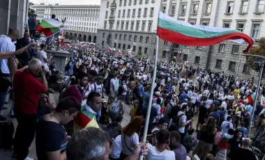 Proteste violente la Sofia: Mii de oameni furioși răstoarnă mașini oficiale și cer retragerea legii privind salariile și impozitele în sectorul public - VIDEO