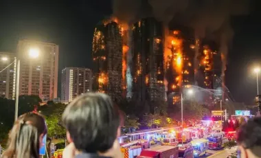 Incendiul devastator din Hong Kong: Flăcările au fost stinse după 30 de ore, bilanțul victimelor crește la 128 de decedați, iar ancheta vizează și posibile fapte de corupție - VIDEO