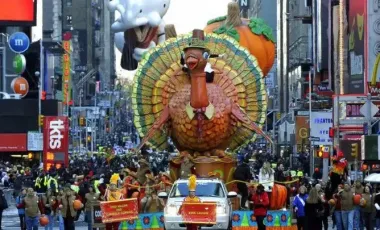 Americanii sărbătoresc Ziua Recunoștinței: Parade grandioase în orașe și cine tradiționale cu curcan la cuptor și plăcintă cu dovleac - VIDEO