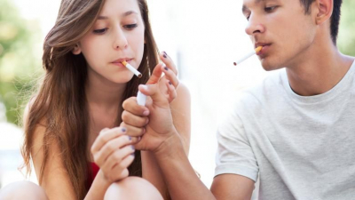 Studiu: 56% dintre copiii din Romania care fumeaza aprind prima tigara la varsta de 12 ani