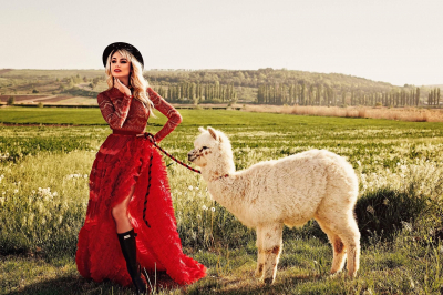 Natalia Gordienko - la o masa cu Filip Kirkorov si alte vedete din Rusia. Moldoveanca le-a cantat „Ioane, Ioane”