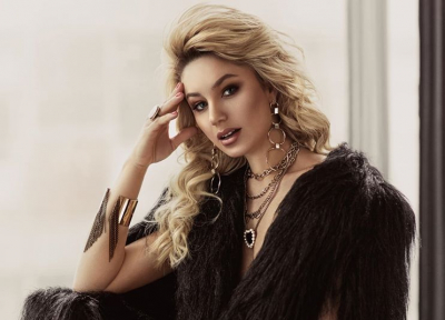 Ar face-o invidioasa chiar si pe Cleopatra! Natalia Gordienko - cuceritoare intr-un costum de baie sexy