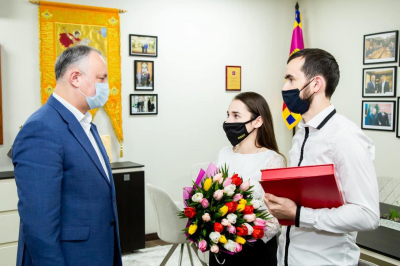 "Cupidonul" Igor Dodon s-a intalnit cu tinerii pe care i-a ajutat sa faca nunta in Moldova, dupa ce mireasa a ramas blocata in Rusia din cauza interdictiilor pandemice. Ce cadou le-a adus de la muntele Athos - FOTO