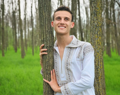 Toti avem un loc sub soare! Un baietel care sufera de autism canta cu suflet piesa lui Gabriel Nebunu - VIDEO