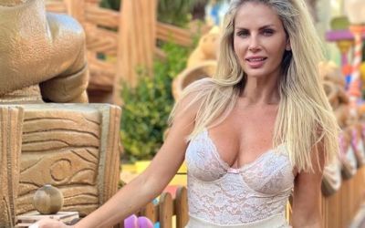 Andreea Banica, aparitie ravasitoare la plaja. Si-a etalat abdomenul cu patratele, spre admiratia fanilor