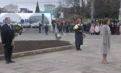 Maia Sandu a depus flori la monumentul domnitorului Ştefan cel Mare şi Sfânt - VIDEO