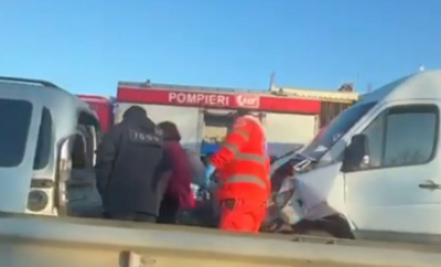 Accident grav la Stăuceni. Trei persoane, printre care o adolescentă, au fost transportate la spital, după ce cinci mașini s-au lovit violent. Imagini de la locul impactului - VIDEO