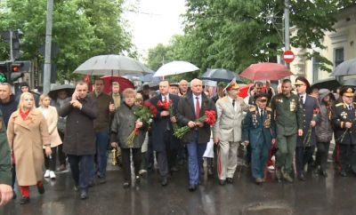 Simboluri controversate și figuri cunoscute: De Ziua Victoriei, Dodon și Voronin au mărșăluit alături de politicieni susținuți de Șor - VIDEO

