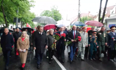 Au sfidat și în acest an legea. Dodon, Bătrîncea, dar și Caraman și-au pus panglica bicoloră în piept - FOTO/VIDEO 