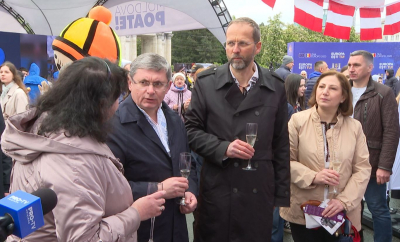 Bere în Țările de Jos, spumant în Austria și pălincă în Ungaria. Igor Grosu și Janis Mazeiks au făcut turul la corturile din Orașelul European - VIDEO 