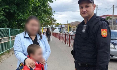 Cu sau fără uniformă, în slujba oamenilor: Un carabinier aflat în afara orelor de muncă a ajutat un copil pierdut să-și regăsească familia - FOTO