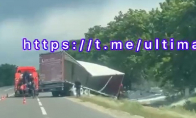 Accident în raionul Sîngerei: Un camion plin cu gips a derapat și a ajuns într-un șanț. Șoferul acestuia ar fi adormit la volan - VIDEO