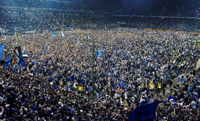 Scene incredibile în Germania. Mii de oameni au pătruns pe teren după ce Hamburg a promovat în Bundesliga - VIDEO 