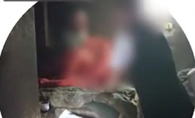 Imagini cu impact emoțional: Un bătrân din Dubăsari, bătut cu picioarele, insultat și umilit de trei adolescenți: „Băieți, vă rog lăsați-mă în pace” - VIDEO