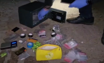 S-a baricadat în casă și a amenințat că se sinucide, după care a aruncat pe geam un safeu cu droguri. Cum a încercat un tânăr, cercetat penal de comercializarea drogurilor, să fugă de polițiști  - VIDEO
