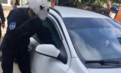 Intervenții contra cronometru: Pompierii au salvat un copil de un an și altul de trei ani, rămași blocați într-o mașină și într-un apartament din capitală