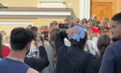 Conflict violent la Catedrala Mitropolitană din Cernăuți. Mai multe persoane, printre care și preoți - rănite, în urma unor altercații. Ce s-a întâmplat - VIDEO