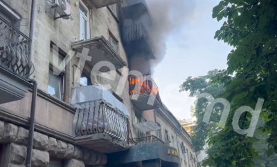 Incendiu la balconul unui apartament din capitală: Din cauza flăcărilor a fost sistat traficul pe o stradă din centrul orașului - VIDEO