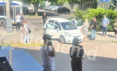 Un copil a fost transortat la spital, după ce a fost lovit de o mașină, care a intrat pe trotuar - FOTO