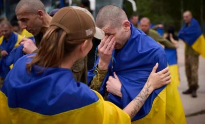 „Emoțiile sunt copleșitoare. Acasă mă așteaptă mama, surorile, soția și fiul.” După ani grei de captivitate, mai mulți militari ucraineni s-au întors acasă - VIDEO