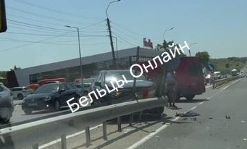 Accident grav la Măgdăcești. O mașină a fost grav avariată, după ce s-a lovit într-un parapet metalic. Imagini de la locul impactului - VIDEO