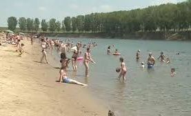 Zăpușeala a scos oamenii la scăldat: Plajele, luate cu asalt în weekend: „Mai întâi ne bronzăm aici, apoi mergem la mare” - VIDEO