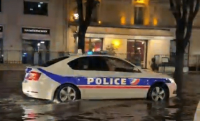 Imagini virale în Franța: Doi polițiști ascultă melodia lui Celine Dion din Titanic în boxe, în timp ce merg pe străzile inundate din Paris - VIDEO

