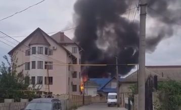 Incendiu puternic la un restaurant din Comrat: Zona a fost cuprinsă de fum negru și dens. Cinci echipaje de pompierii au intervenit pentru a stinge flăcările -VIDEO
