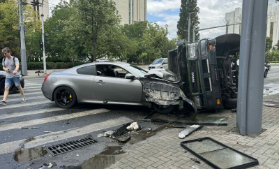 O femeie a fost transportată la spital, după ce două mașini s-au lovit violent pe o stradă din centrul capitalei. Poliția, ambulanța și salvatorii au intervenit - VIDEO