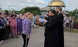Tensiuni în comunitatea religioasă din Grinăuți pentru a doua săptămână la rând. Preotul a schimbat mitropolia, iar localnicii se ceartă - VIDEO