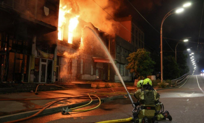 Rusia a lansat un nou atac în cursul nopții asupra Ucrainei. În urma loviturilor, un incendiu de proporții a izbucnit în regiunea Harikov. Au fost rănite 11 persoane, printre care și doi copii - VIDEO