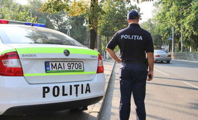 Cu copilul în brațe și fără permis: O femeie din Orhei, prinsă la ghidonul unui ATV neînmatriculat - VIDEO

