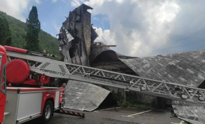 Vânt ca de uragan la Sinaia: infrastructura distrusă, acoperișuri smulse și circulație paralizată. 14 persoane au fost grav rănite - VIDEO