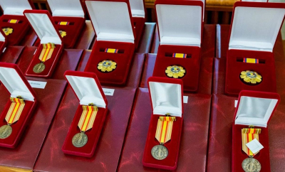 Modificări la sistemul distincțiilor de stat - votate în Parlament. Ce prevăd aceste