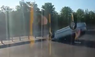 Accident grav la Stăuceni: Un automobil s-a răsturnat, după ce s-a lovit cu o altă mașină. Imagini de la locul impactului - VIDEO