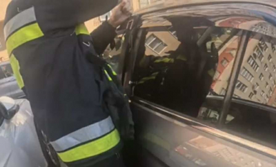Un copil de 5 ani - salvat de pompieri, după ce a rămas blocat într-o mașină, în capitală. Ce a făcut mama micuțului - VIDEO