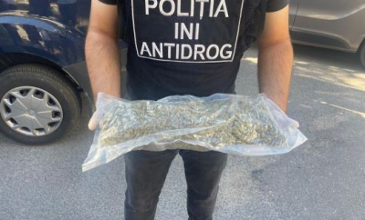 Droguri peste 1,5 milioane de lei, ascunse în colete aduse din Europa. Doi copii, implicați în schema de contrabandă