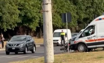 Accident grav în capitală. Un motociclist a fost lovit de o mașină. Poliția și ambulanța a intervenit - VIDEO