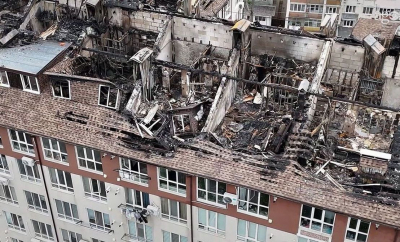 Locatarii blocului ars din Durlești vor mai sta o perioadă fără lumină. Premier Energy spune că va reconecta cladirea când va primi confirmarea reparației acoperișului - VIDEO