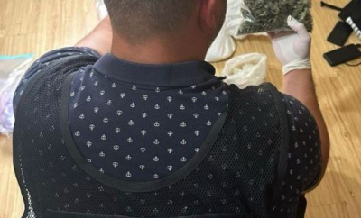 Vindea narcotice fiind deținută. Droguri în valoare de 2 milioane de lei, scoase din circuit. Schema prin care acționau patru bărbați și o femeie - VIDEO