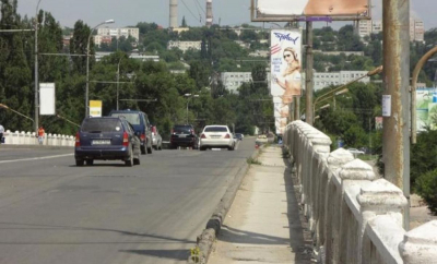 Podul de pe strada Ismail se risipește vizibil, iar reparațiile sunt blocate de expertize care durează de ani de zile. PAS avertizează: „Este un pericol iminent” – VIDEO