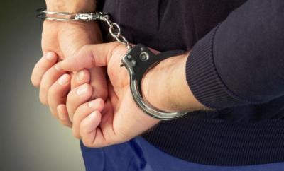 A intrat în casa unui bărbat, l-a lovit cu o rangă metalică și l-a jefuit. Suspectul, reținut pentru 72 de ore - VIDEO